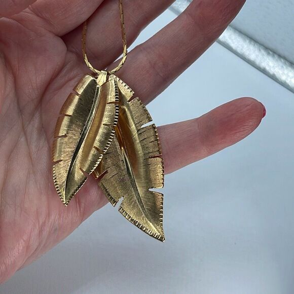 Vintage double leaf moving pendant necklace gold colored. - Picture 8 of 10